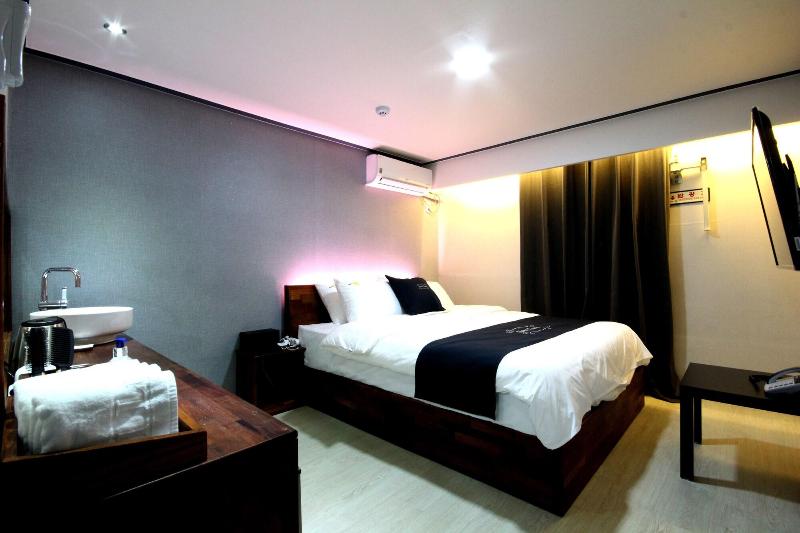 Hotel Luna image