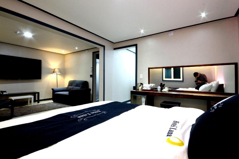 Hotel Luna image
