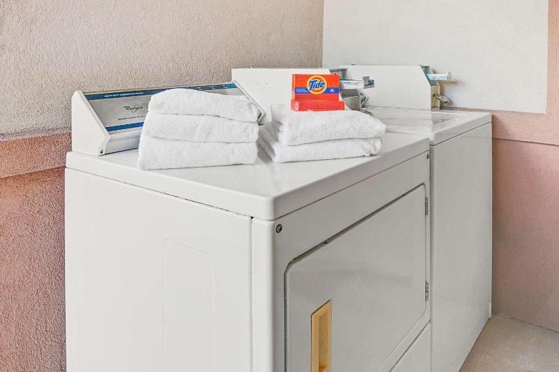Sapphire Inn And Suites image