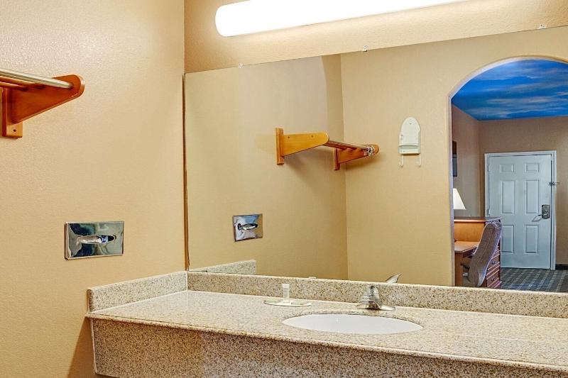 Sapphire Inn And Suites image