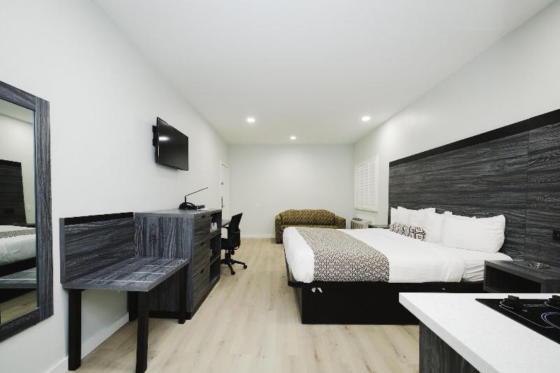 Sapphire Inn And Suites image