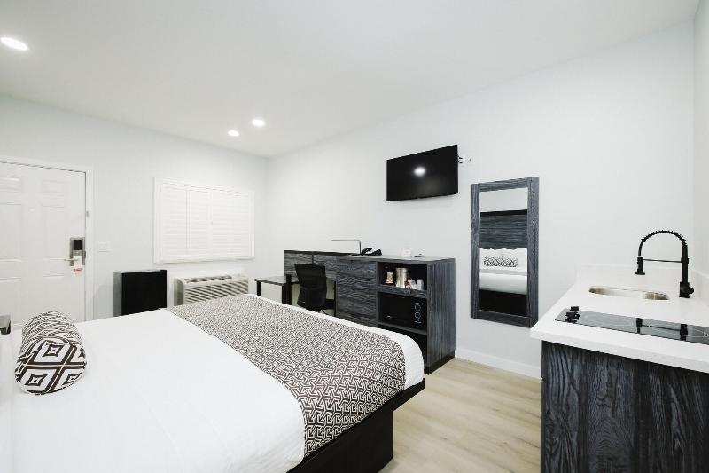 Sapphire Inn And Suites image
