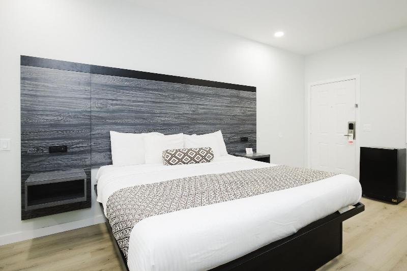 Sapphire Inn And Suites image