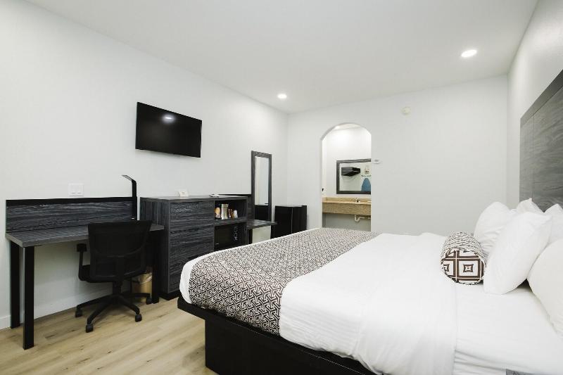 Sapphire Inn And Suites image