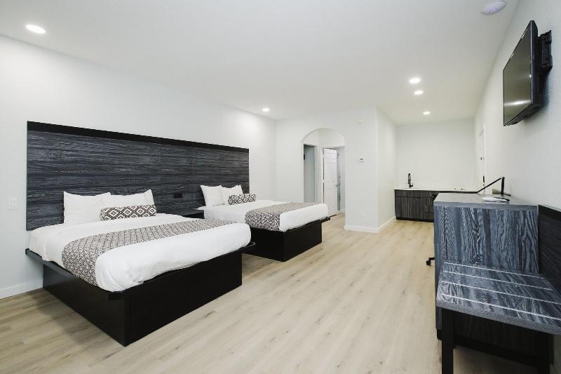 Sapphire Inn And Suites image