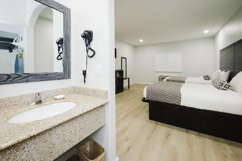 Sapphire Inn And Suites image