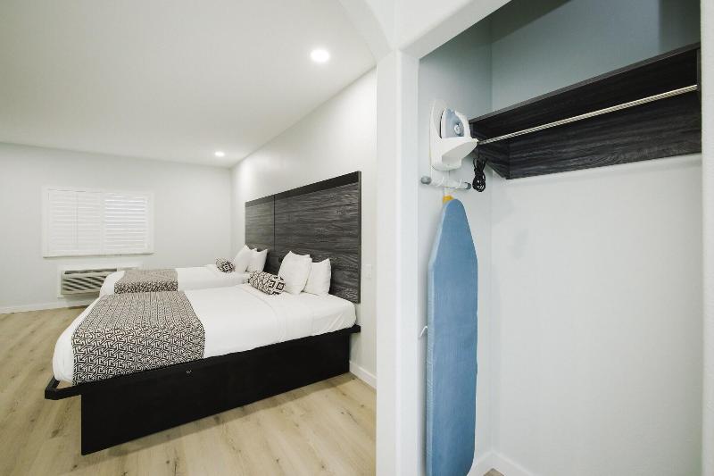 Sapphire Inn And Suites image