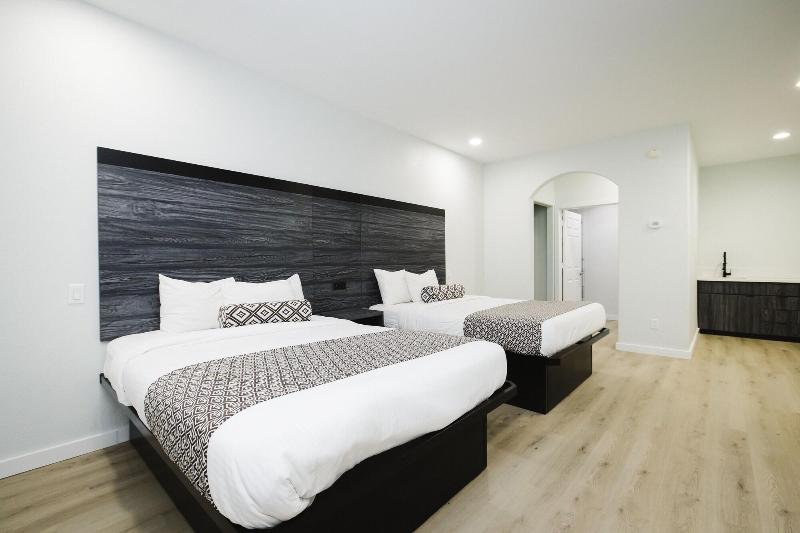 Sapphire Inn And Suites image