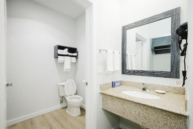 Sapphire Inn And Suites image