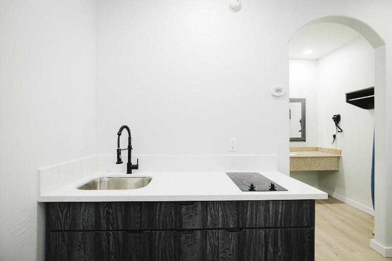 Sapphire Inn And Suites image