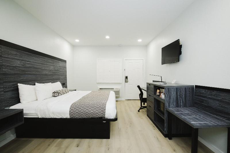 Sapphire Inn And Suites image