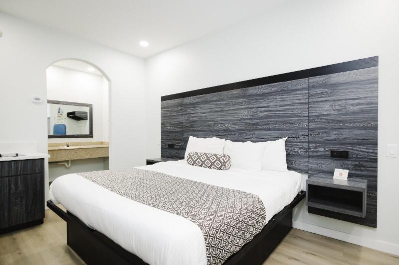 Sapphire Inn And Suites image