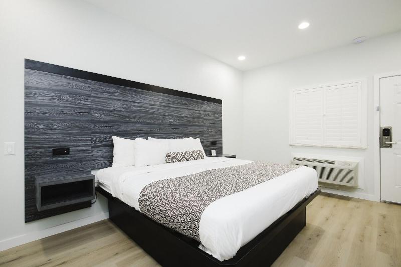 Sapphire Inn And Suites image