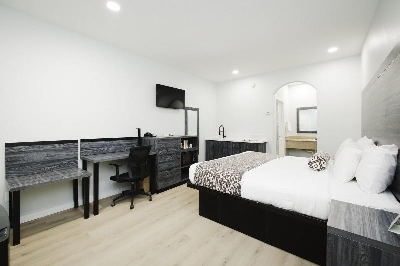 Sapphire Inn And Suites image