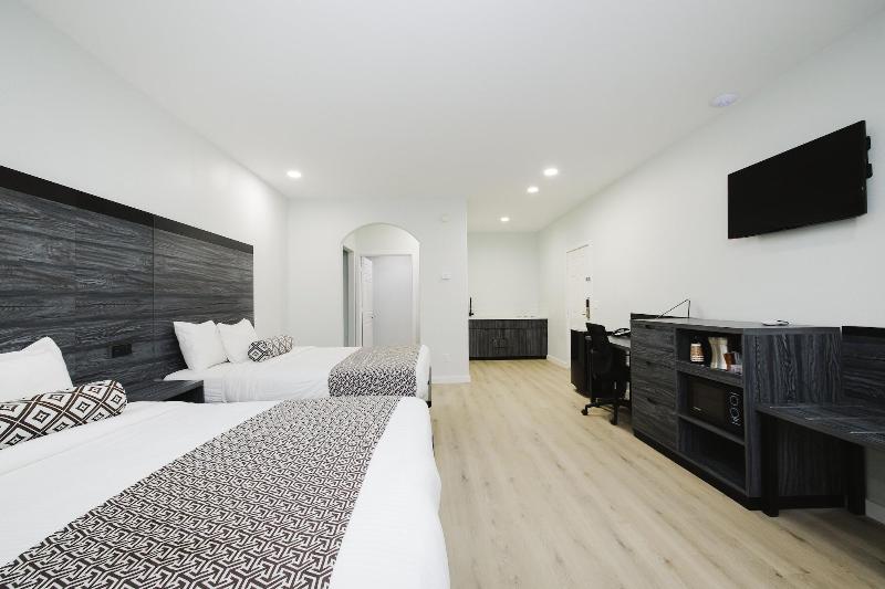 Sapphire Inn And Suites image