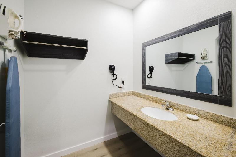 Sapphire Inn And Suites image