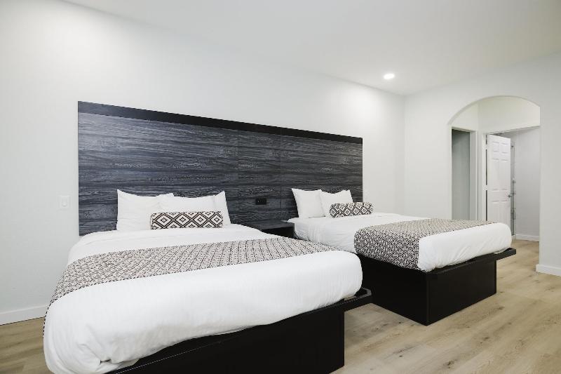 Sapphire Inn And Suites image