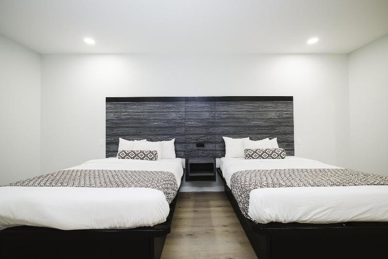 Sapphire Inn And Suites image