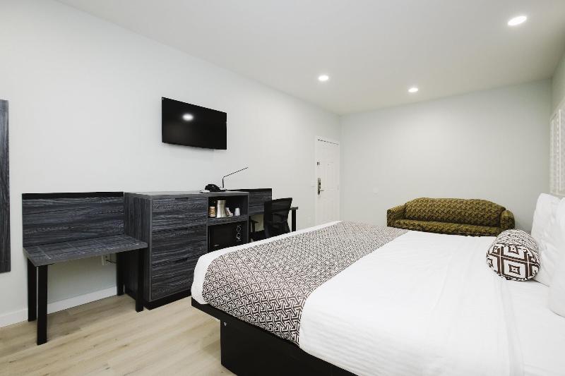 Sapphire Inn And Suites image