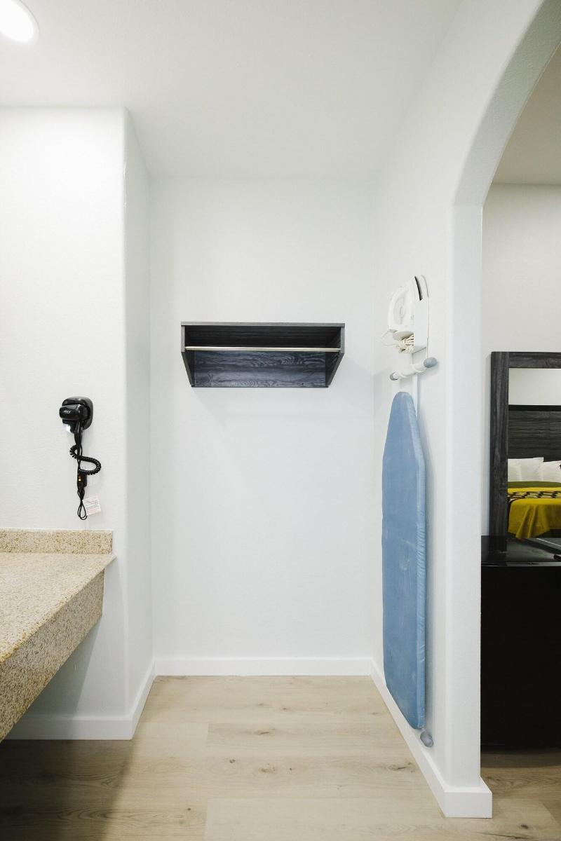 Sapphire Inn And Suites image