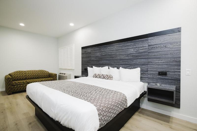 Sapphire Inn And Suites image