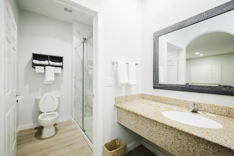 Sapphire Inn And Suites image