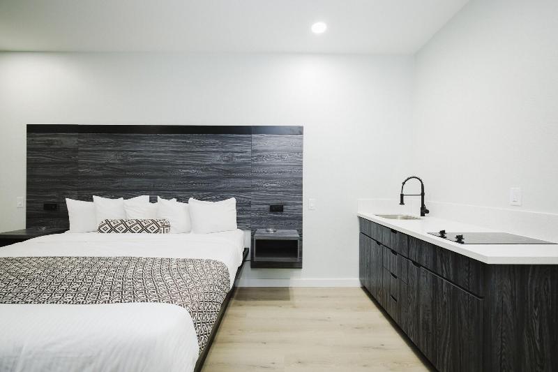 Sapphire Inn And Suites image