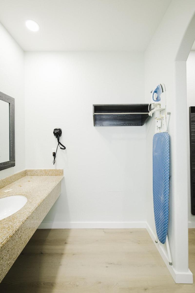 Sapphire Inn And Suites image
