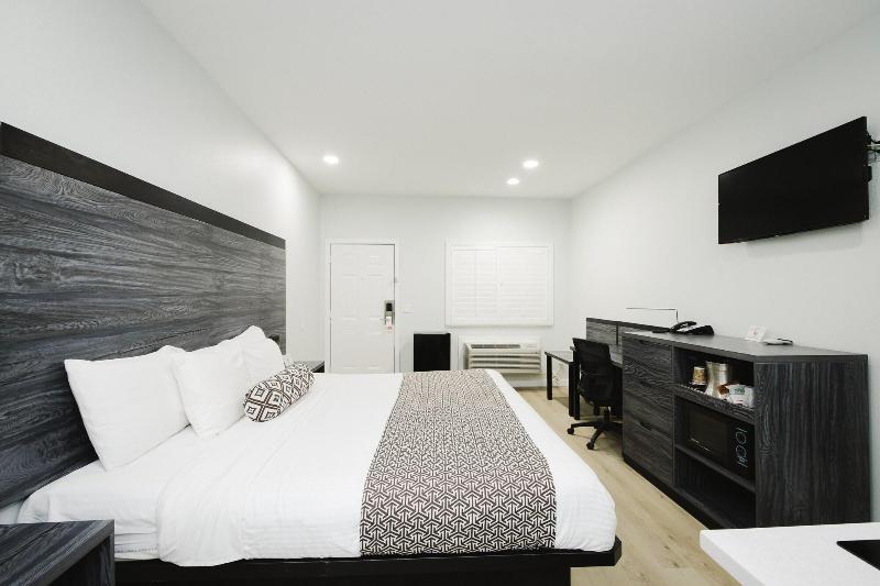 Sapphire Inn And Suites image
