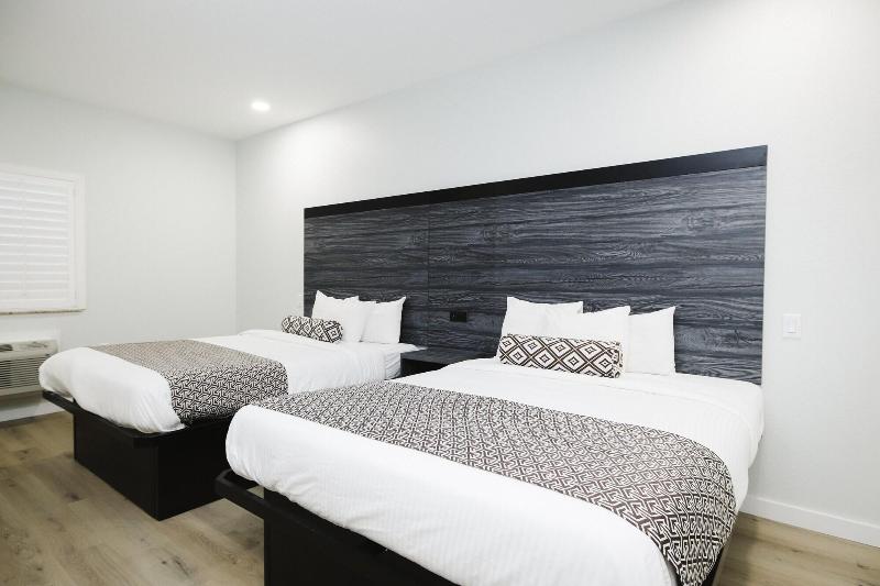 Sapphire Inn And Suites image
