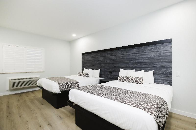 Sapphire Inn And Suites image
