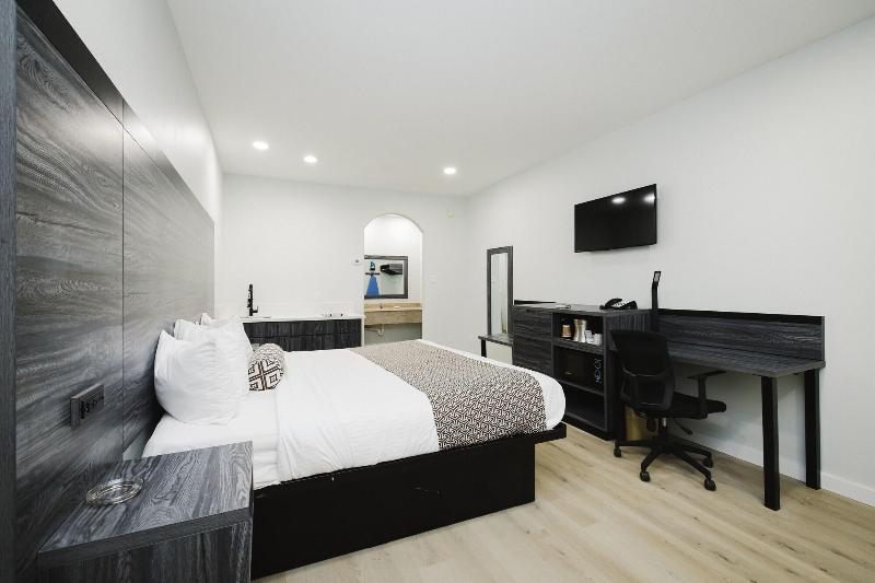 Sapphire Inn And Suites image
