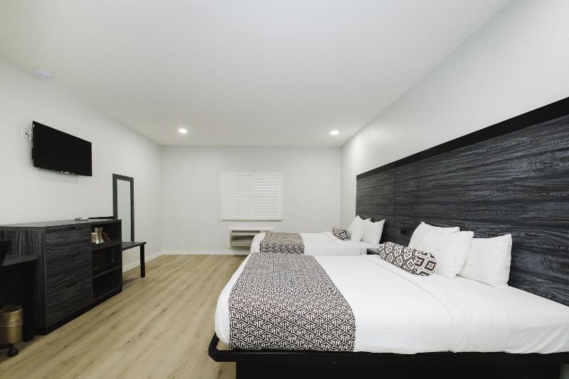 Sapphire Inn And Suites image