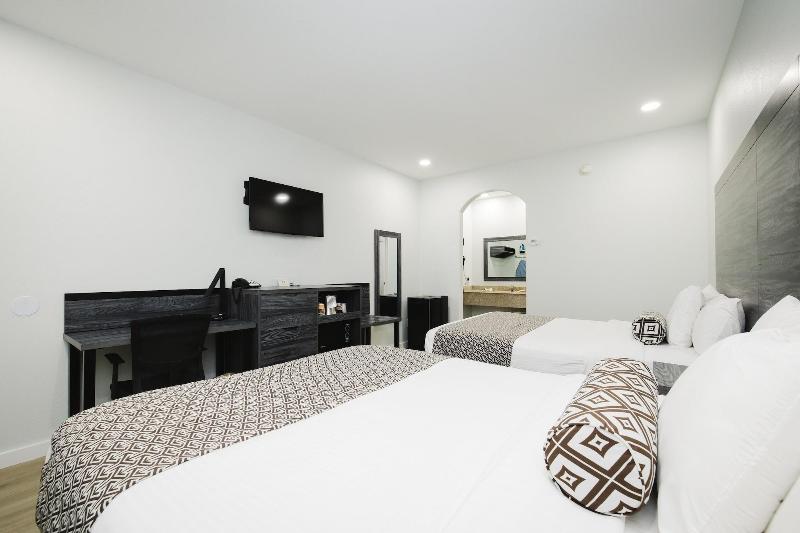 Sapphire Inn And Suites image