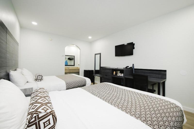 Sapphire Inn And Suites image