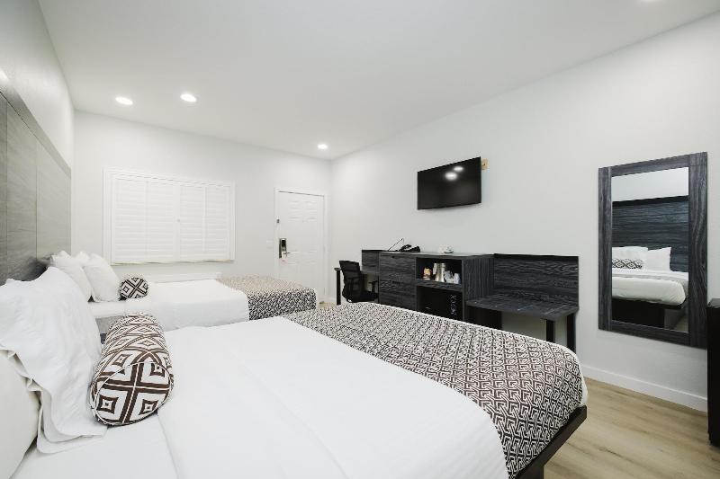 Sapphire Inn And Suites image