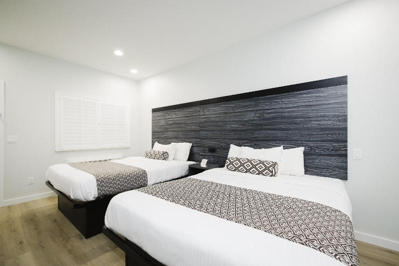 Sapphire Inn And Suites image