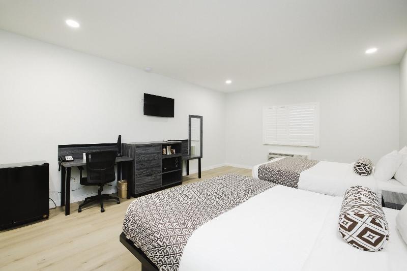 Sapphire Inn And Suites image