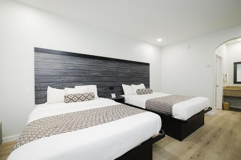 Sapphire Inn And Suites image