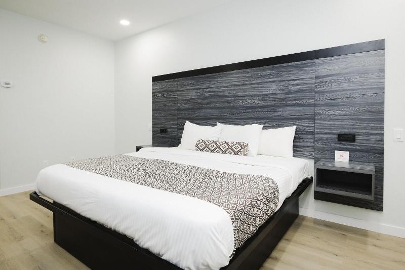 Sapphire Inn And Suites image