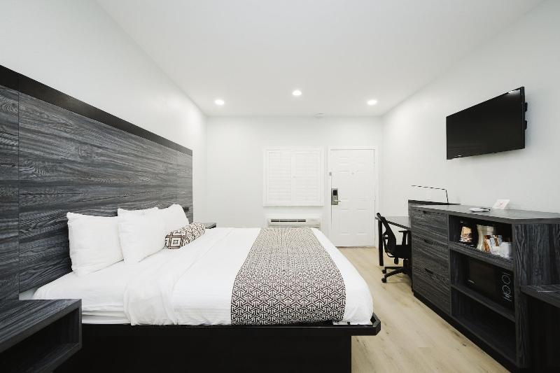 Sapphire Inn And Suites image