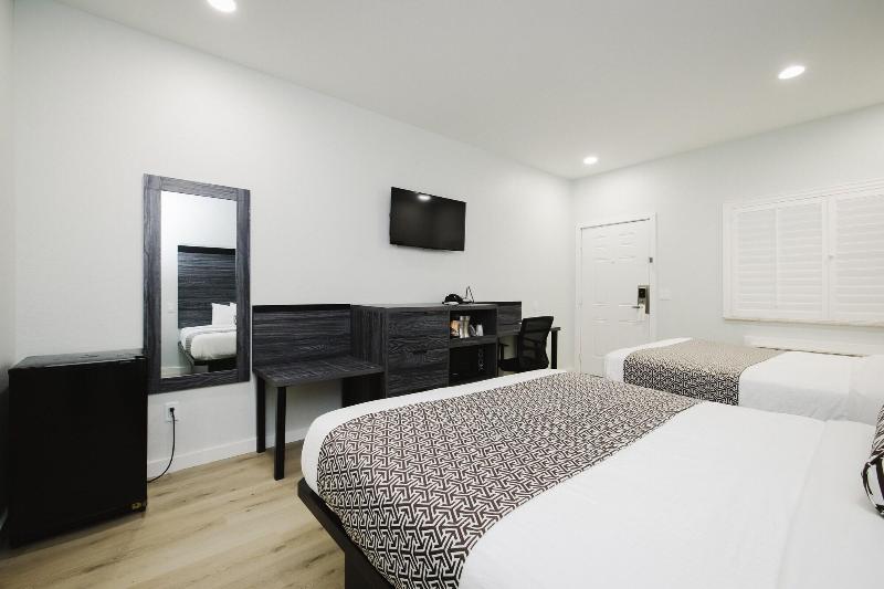 Sapphire Inn And Suites image