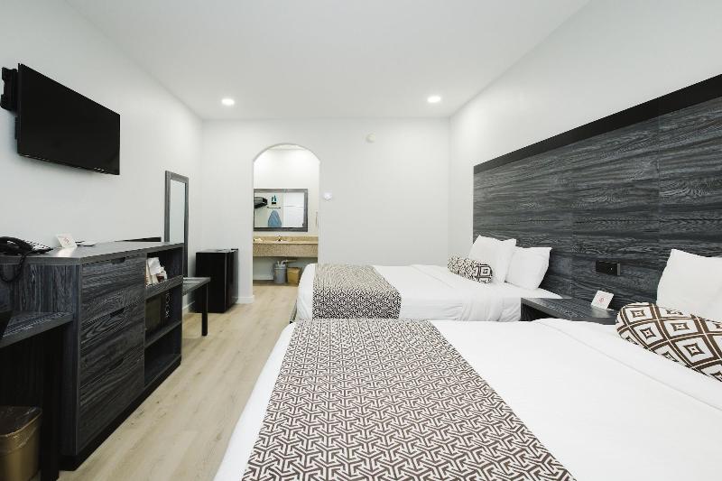 Sapphire Inn And Suites image