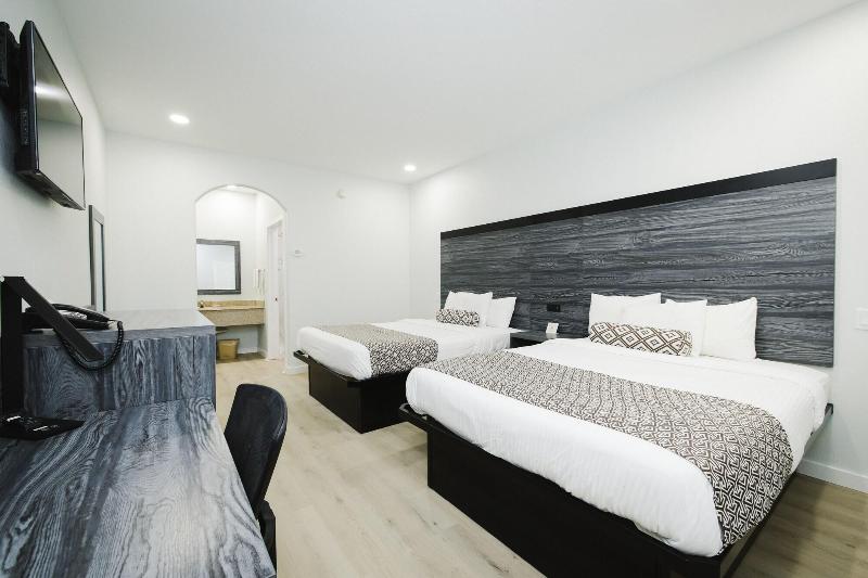 Sapphire Inn And Suites image