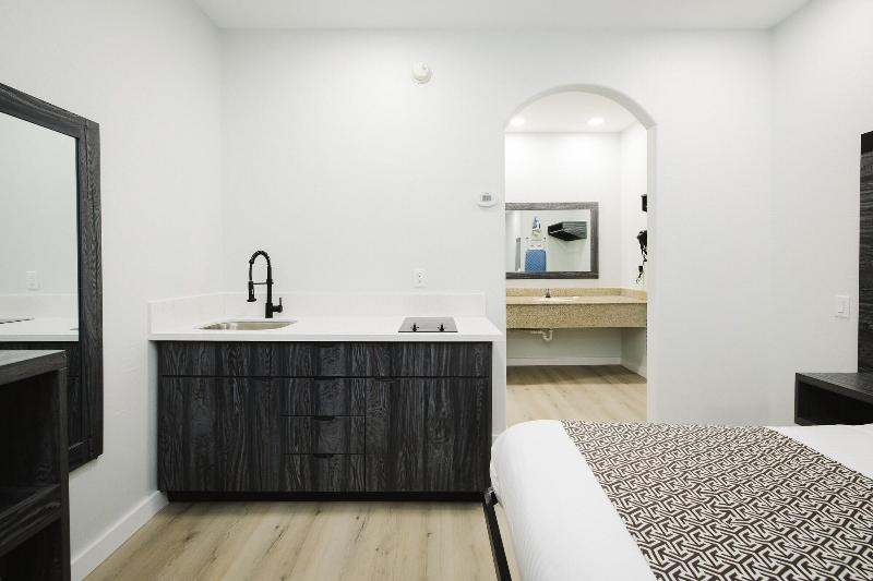 Sapphire Inn And Suites image