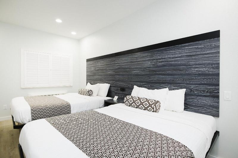Sapphire Inn And Suites image