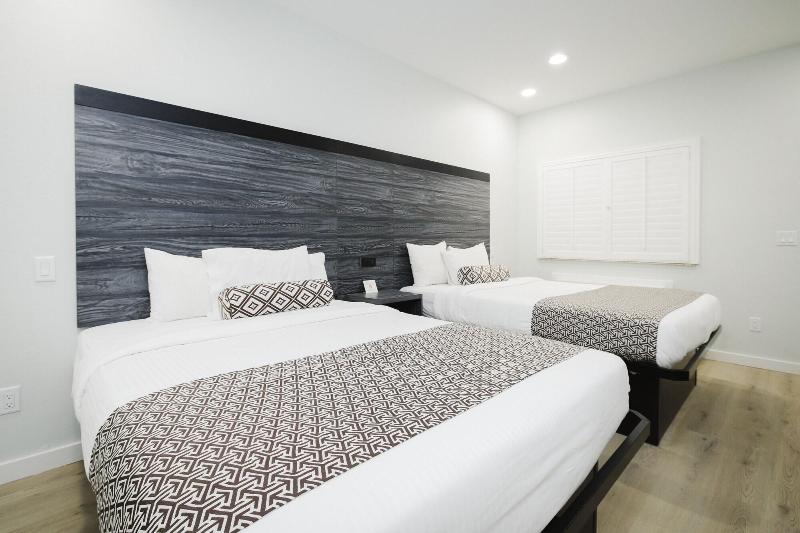 Sapphire Inn And Suites image