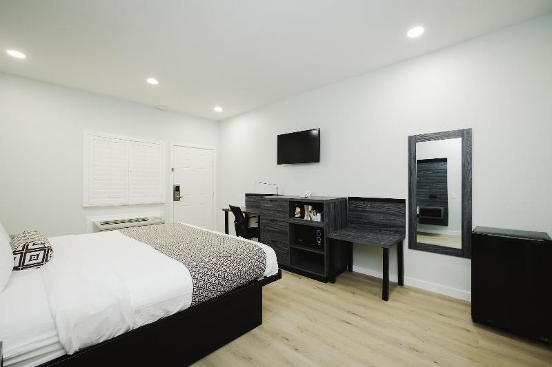 Sapphire Inn And Suites image