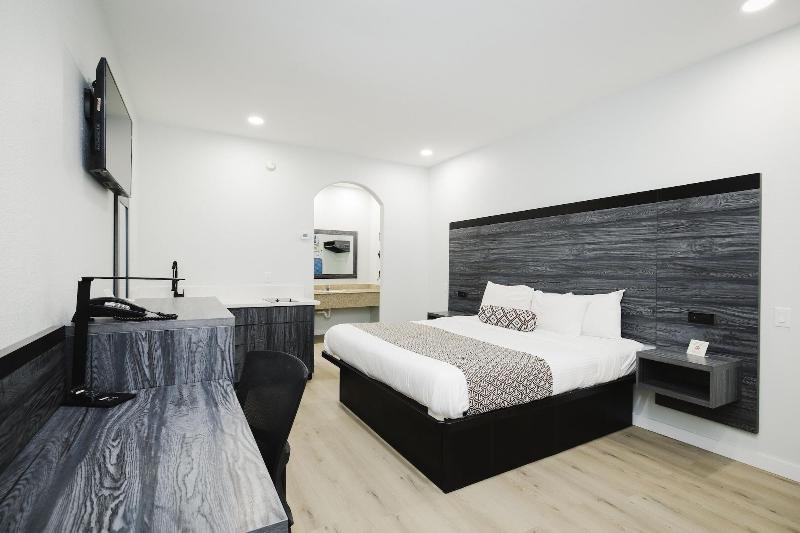 Sapphire Inn And Suites image