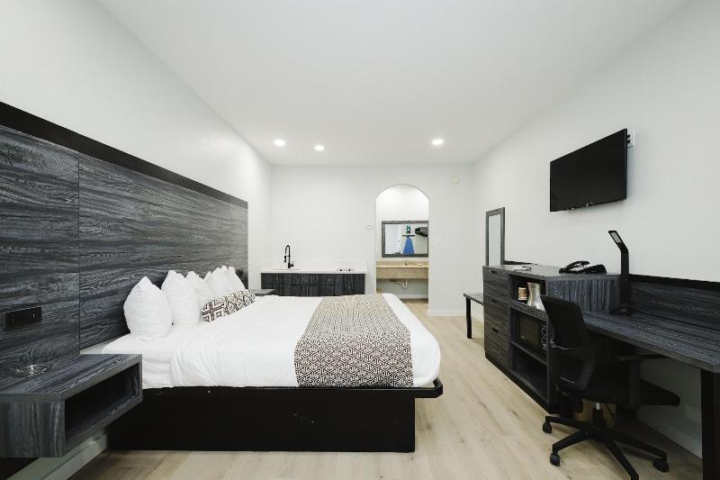 Sapphire Inn And Suites image